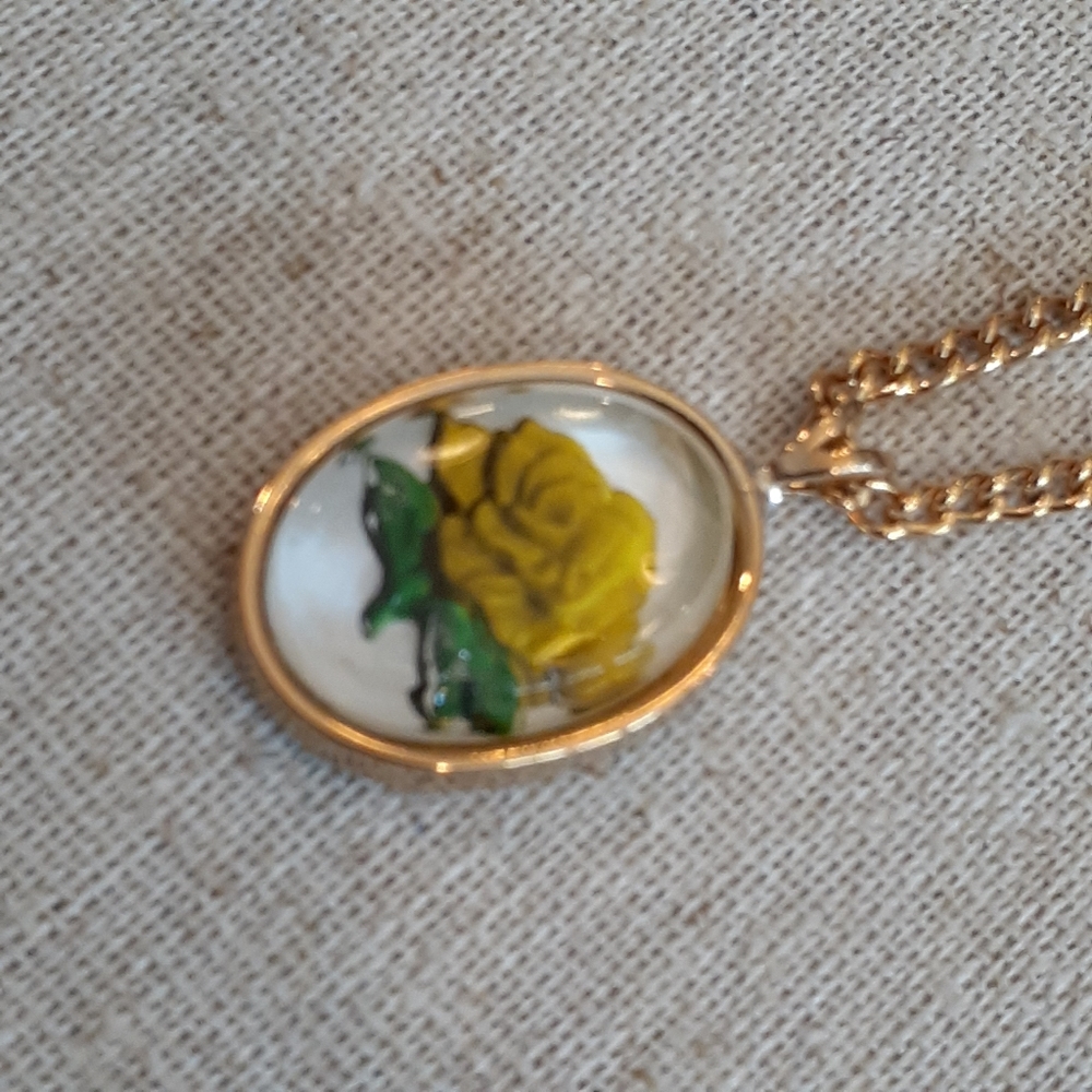 Vtg 1960-70s Yellow Rose Cameo Reverse Painted Necklace - Picture 3 of 4